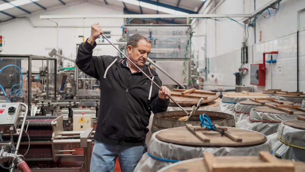 Carlos Muñecas hijo, elaborando Vermut en la actualidad.
