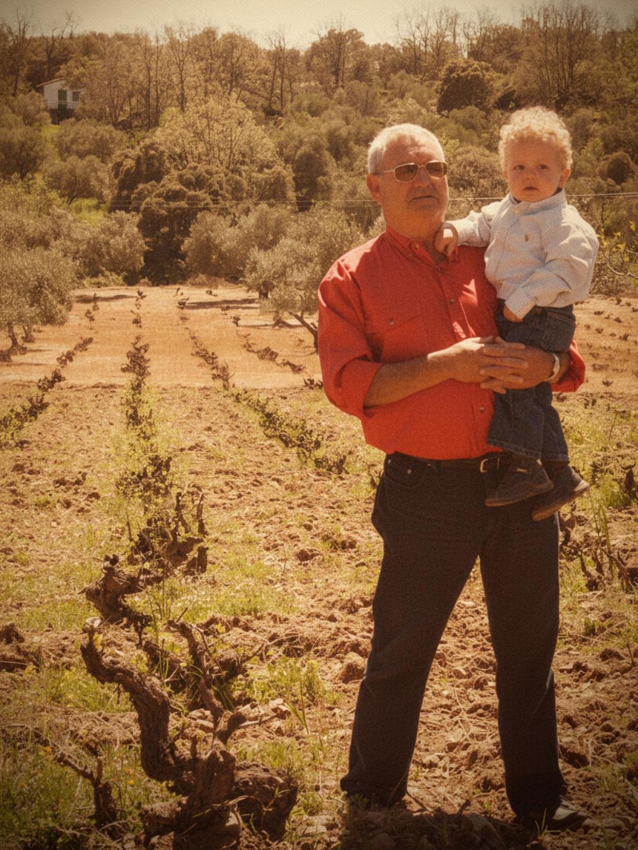 Carlos Muñoz padre, el creador del Vermut Zarro, junto a su nieto.