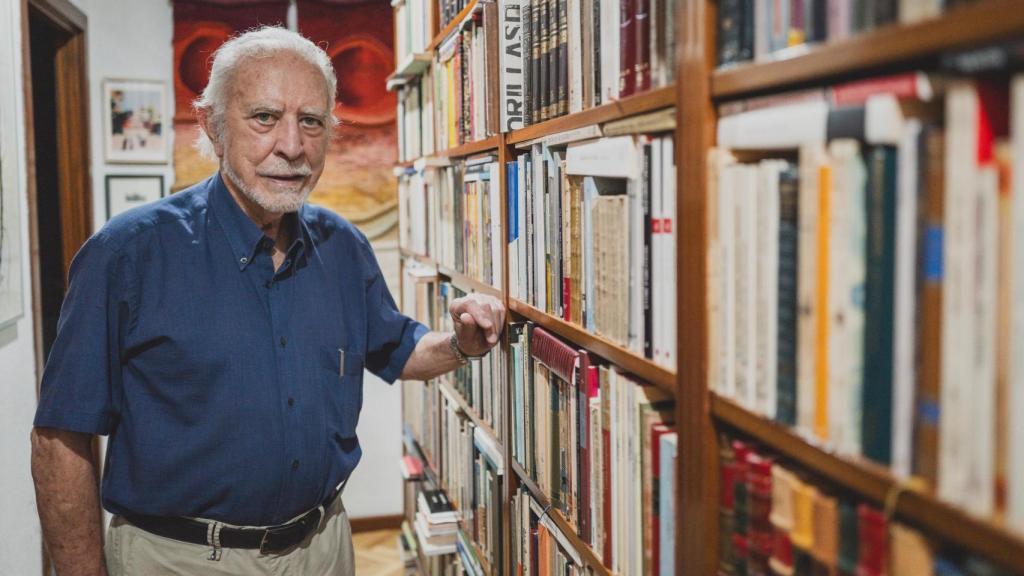 Merino nos enseña generosamente los rincones de su casa.