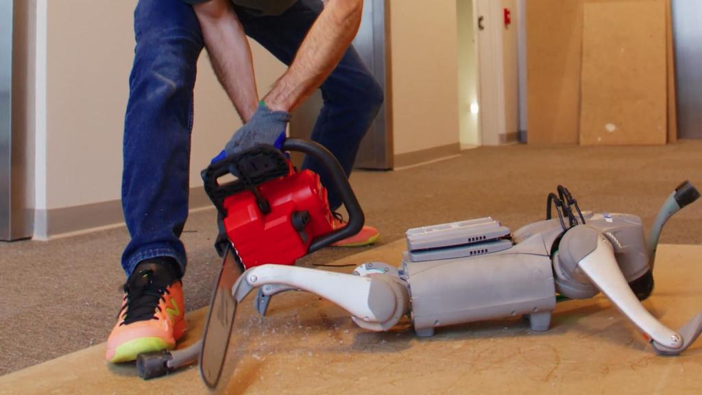 Robot de Unitree siendo atacado por una motosierra.