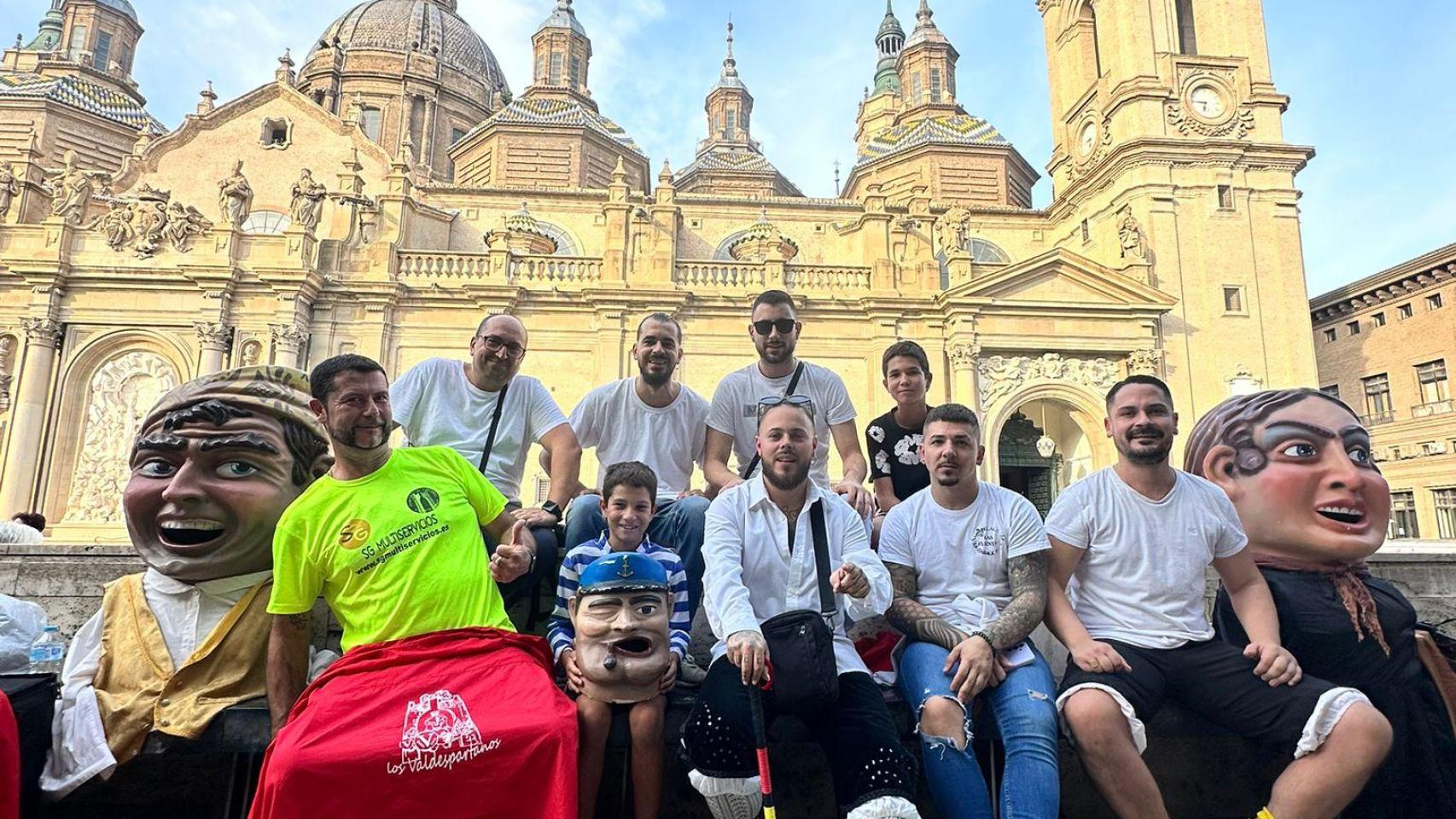 El grupo Poetas D'Calle con la comparsa de cabezudos de Valdespartera durante la grabación del vídeo