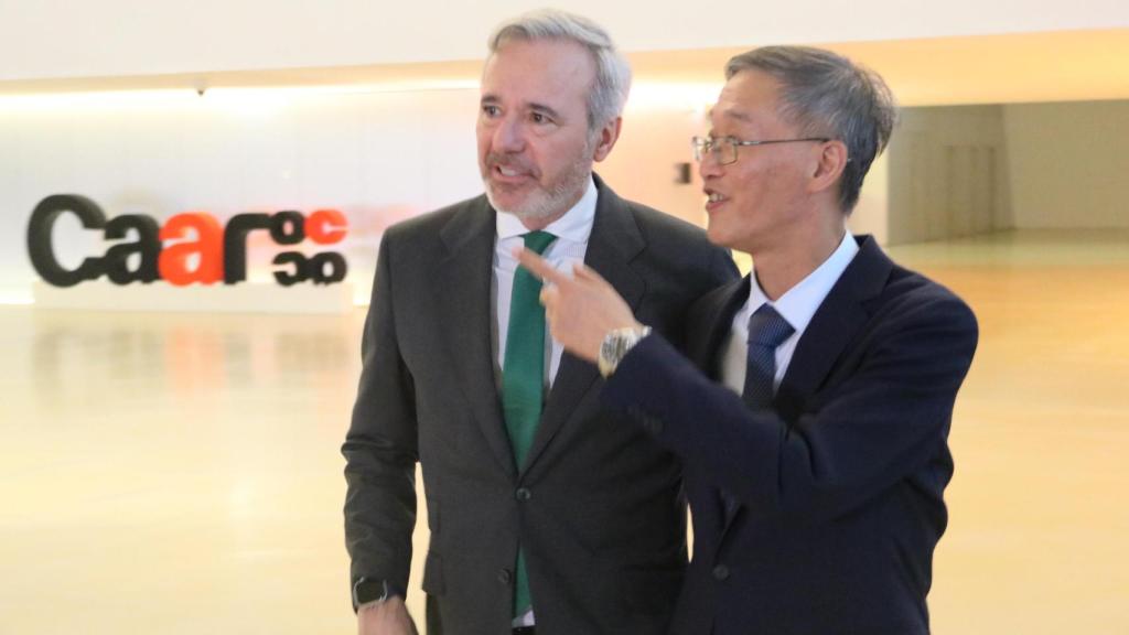 Jorge Azcón, presidente de Aragón, y Yao Jing, embajador de China