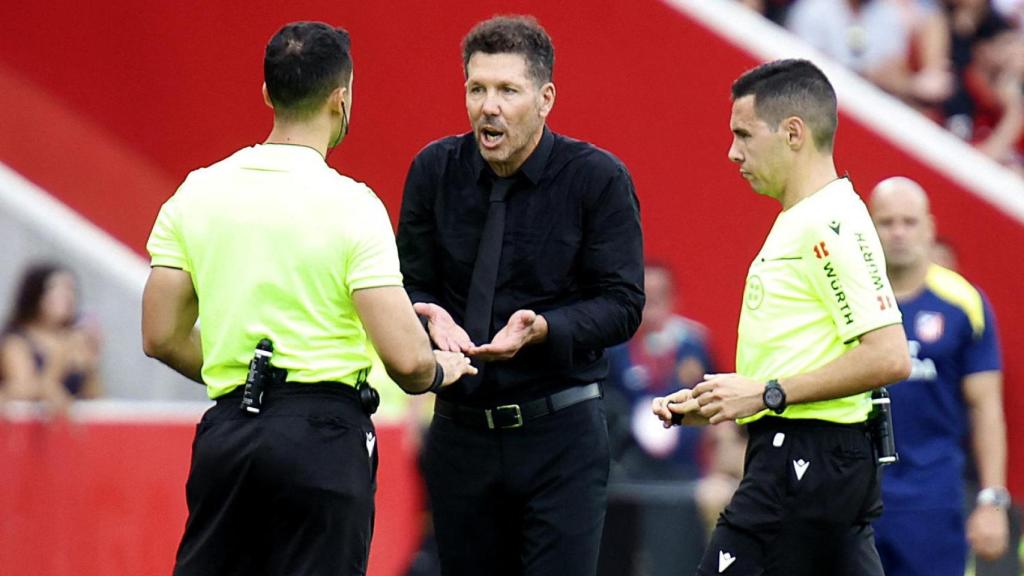 Simeone protesta una acción contra el Mallorca.