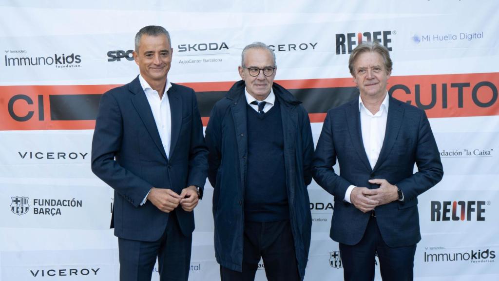 El director territorial de CaixaBank en Castilla-La Mancha y Extremadura, Juan Luis Vidal; el exfutbolista y presidente de la Fundación Relife, Julio Alberto Moreno; y el director de Acción Social de CaixaBank, Josep Parareda, durante la presentación del Circuito Relife en Toledo.