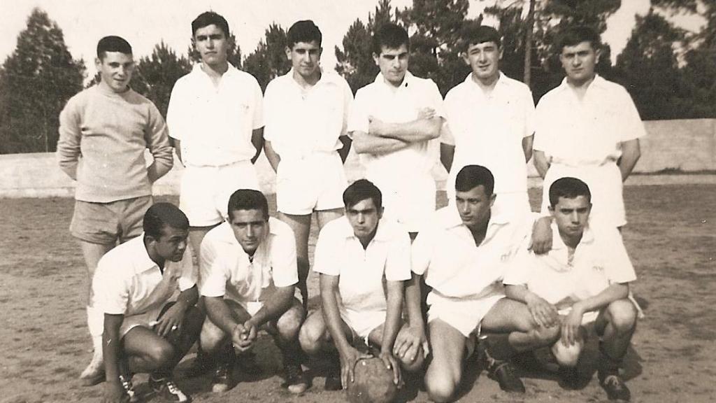 Una de las primeras plantillas del SD Negreira.