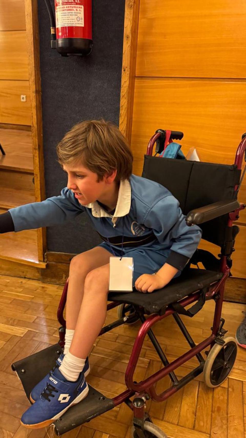 Javi ha pasado de poder ir en bicicleta a tener que ir en silla de ruedas en un mes.