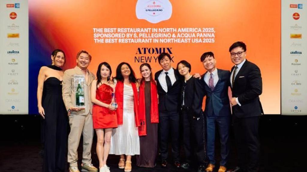 El equipo de Atomix recogiendo su galardón.