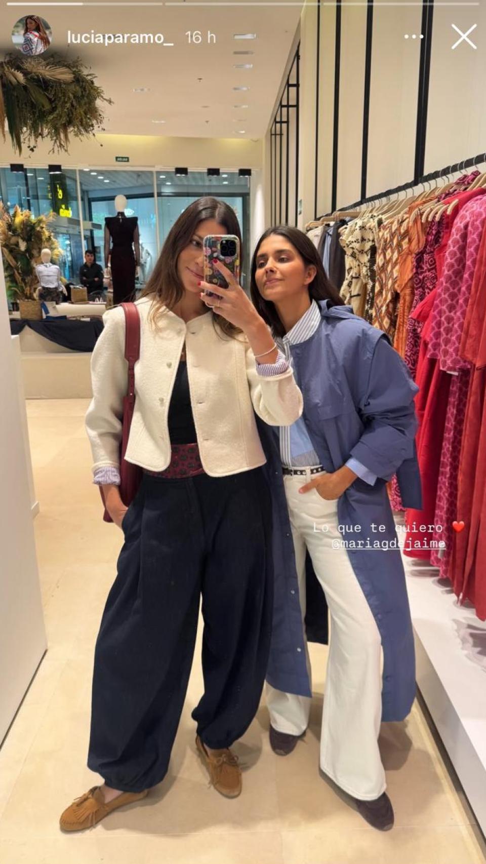 María García de Jaime luciendo la gabardina azul de Himba en un evento de la marca.