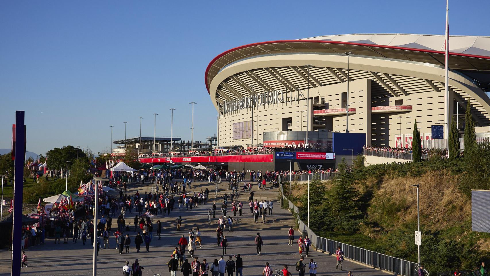 Decenas de aficionados en las inmediaciones del Estadio Metropolitano en un derbi del pasado año.