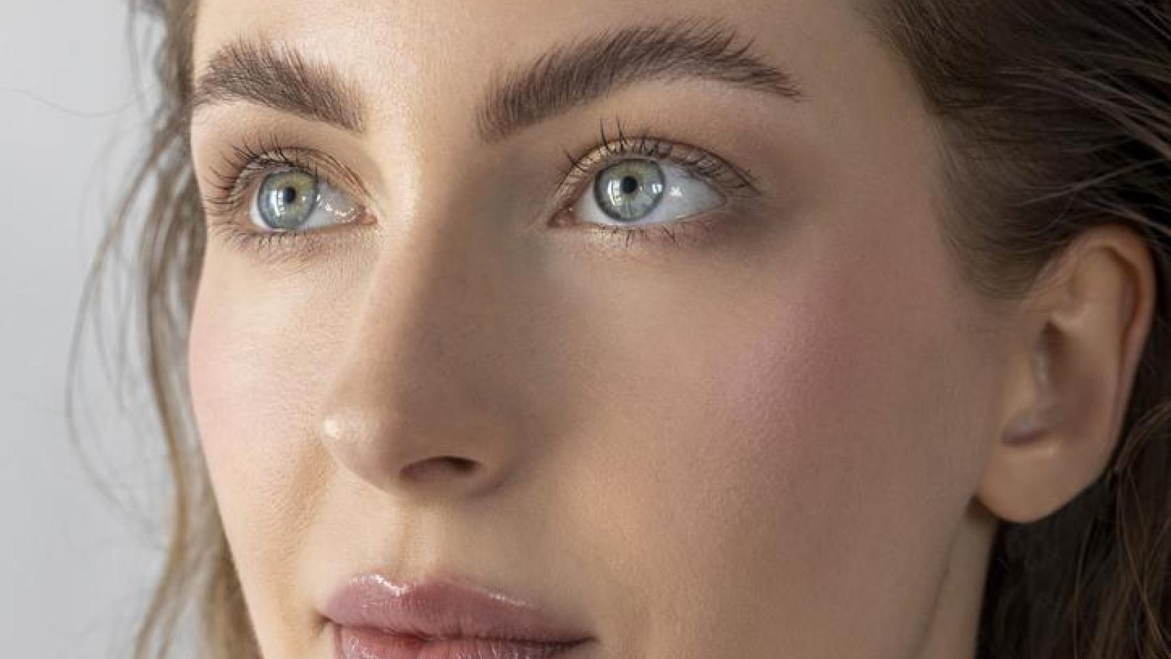 Primer plano de una mujer con makeup no makeup.