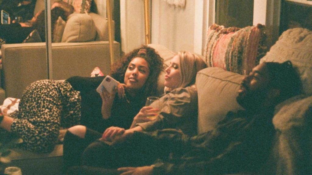 Unos amigos disfrutando de tiempo juntos haciendo nada en casa.