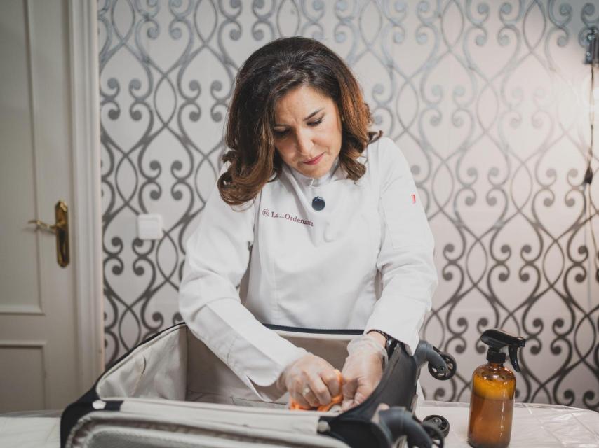 Hay que frotar la maleta también por dentro.