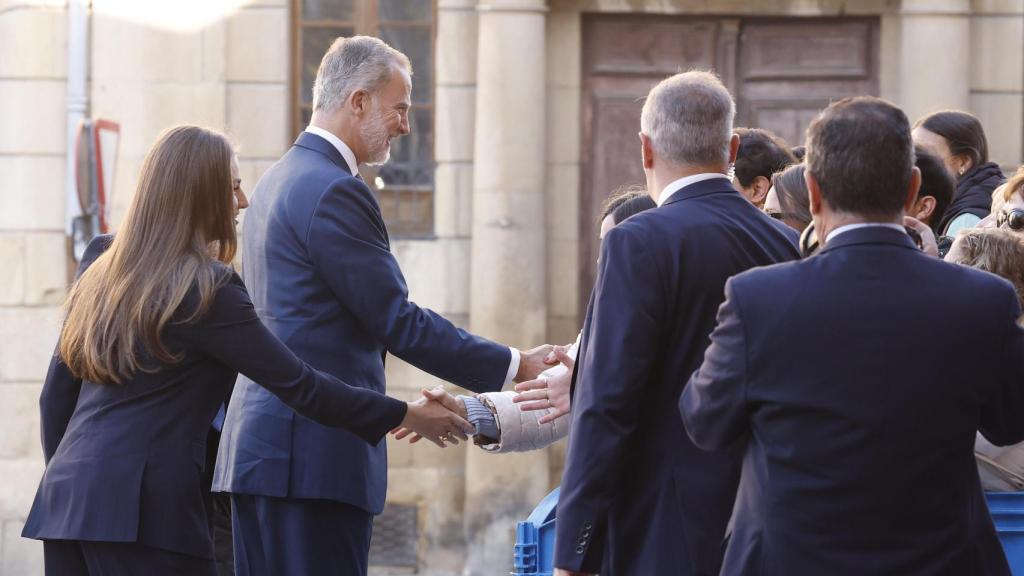 La princesa de Viana y Felipe VI saludan a la multitud.