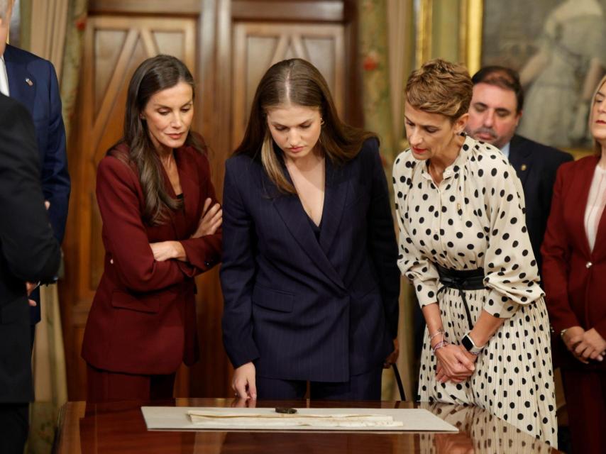 La heredera y Letizia junto a la presidenta de Navarra, María Chivite .