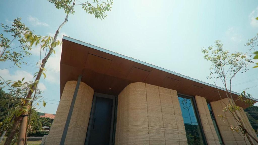 Lib Earth House Model B