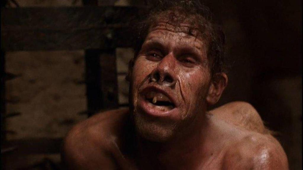 Ron Perlman protagonizando al jorobado Salvatore en 'El nombre de la rosa' (1984).