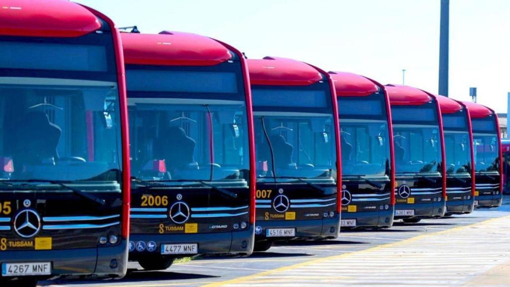 Varios de los autobuses que darán servicio al nuevo tranvibús.