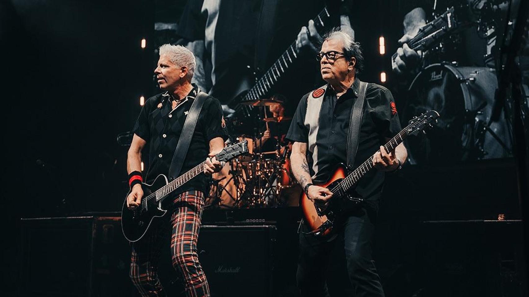 Dexter Holland y Noodles, de The Offspring, en uno de los conciertos de su actual gira. Foto: Federica Burelli/Instagram The Offspring