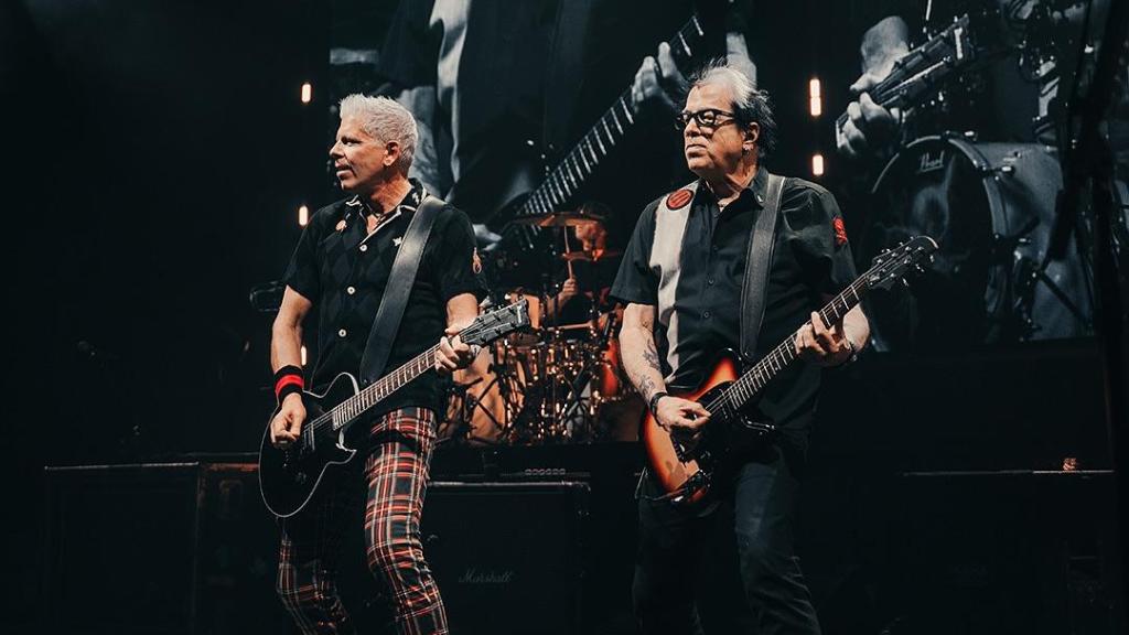 Dexter Holland y Noodles, de The Offspring, en uno de los conciertos de su actual gira. Foto: Federica Burelli/Instagram The Offspring