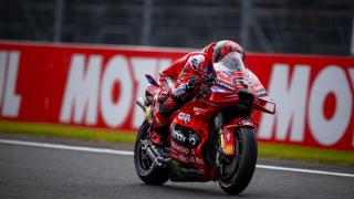 Pecco Bagnaia se acopla en el carenado de su Ducati Desmosedici GP25, en el circuito de Motegi.