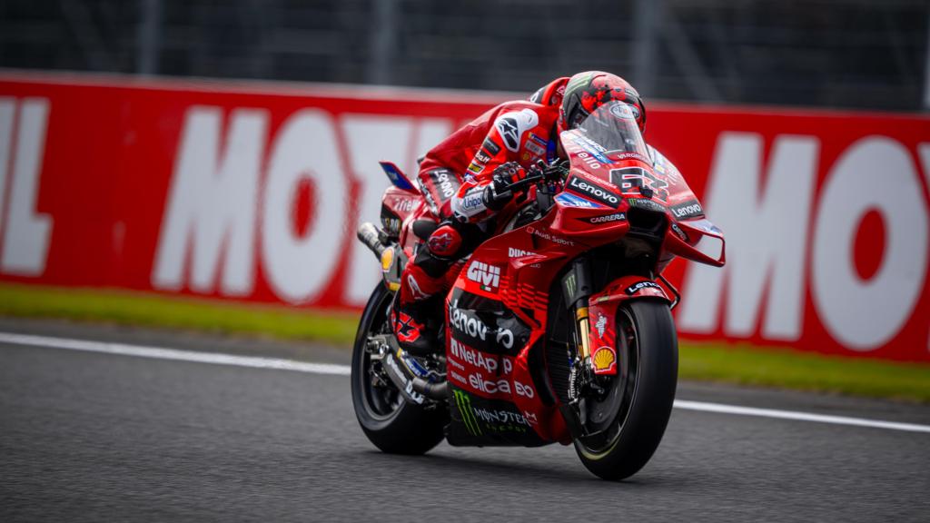 Pecco Bagnaia se acopla en el carenado de su Ducati Desmosedici GP25, en el circuito de Motegi.