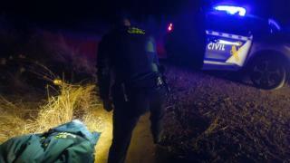 El hallazgo se produjo alrededor de las 2:15 horas en el punto kilométrico 12 de la carretera ZA-P-2439, donde la anciana fue encontrada tendida en una cuneta.