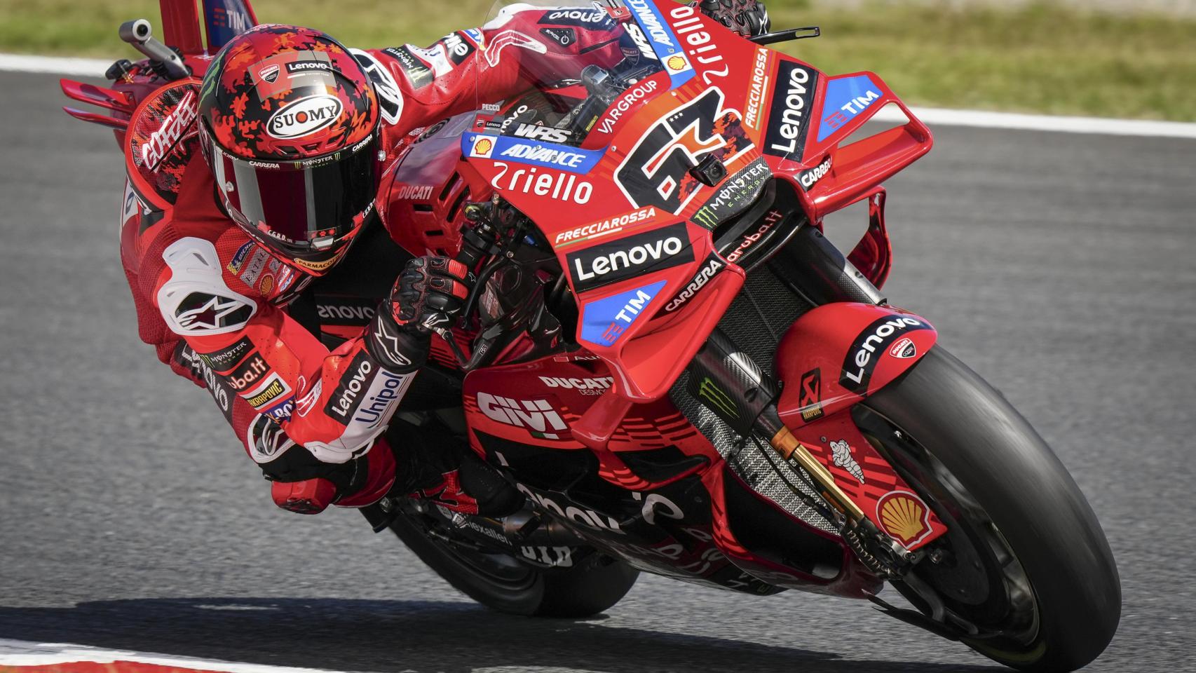 Pecco Bagnaia traza un viraje con su Ducati Desmosedici GP25, en el circuito de Motegi.