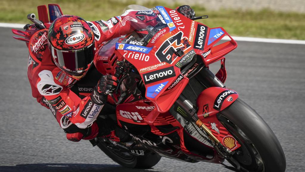 Pecco Bagnaia traza un viraje con su Ducati Desmosedici GP25, en el circuito de Motegi.