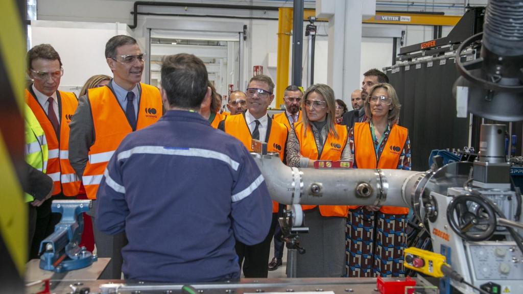 Pedro Sánchez y Emiliano García-Page visitaron la planta de electrolizadores 'Accelera by Cummins' el pasado mes de marzo.