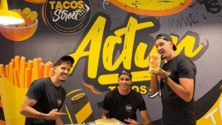 Karim, Amin y Omar en el nuevo local.