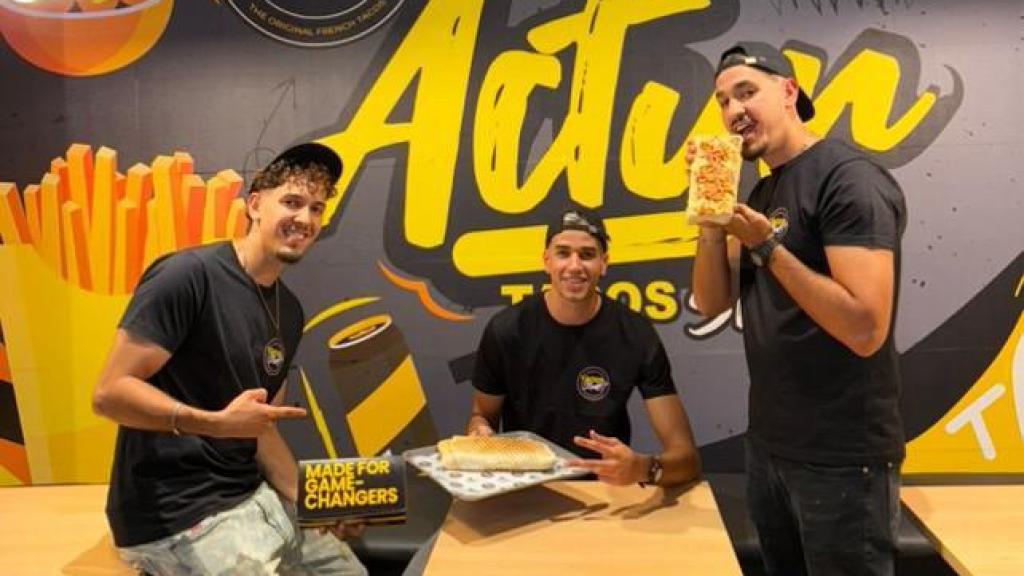 Karim, Amin y Omar en el nuevo local.