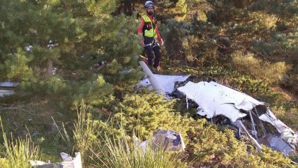 El GERA del grupo de bomberos de Madrid localizó la avioneta siniestrada. El piloto y único ocupante estaba fallecido.