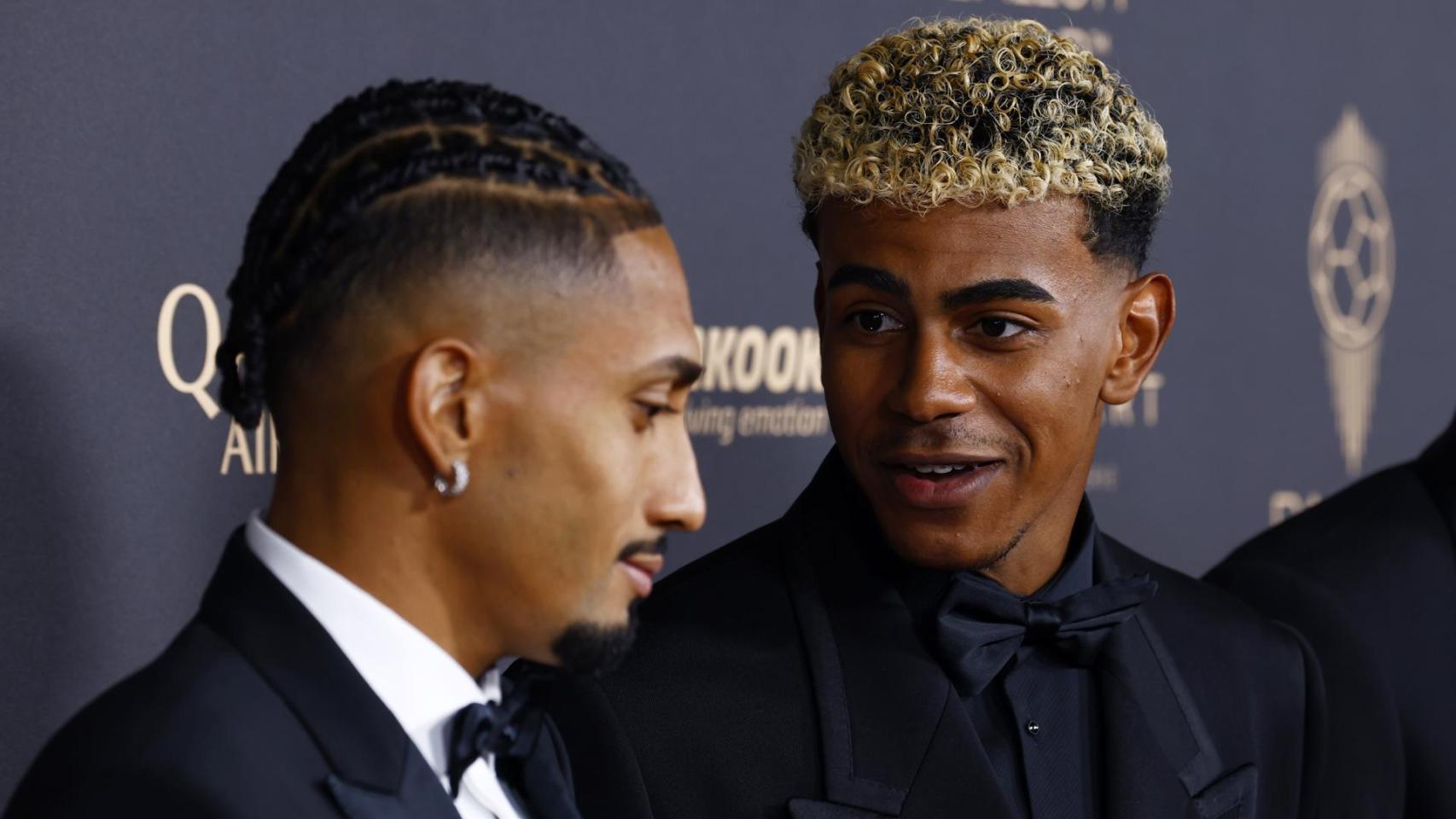 Lamine Yamal junto a Raphinha en la gala del Balón de Oro 2025