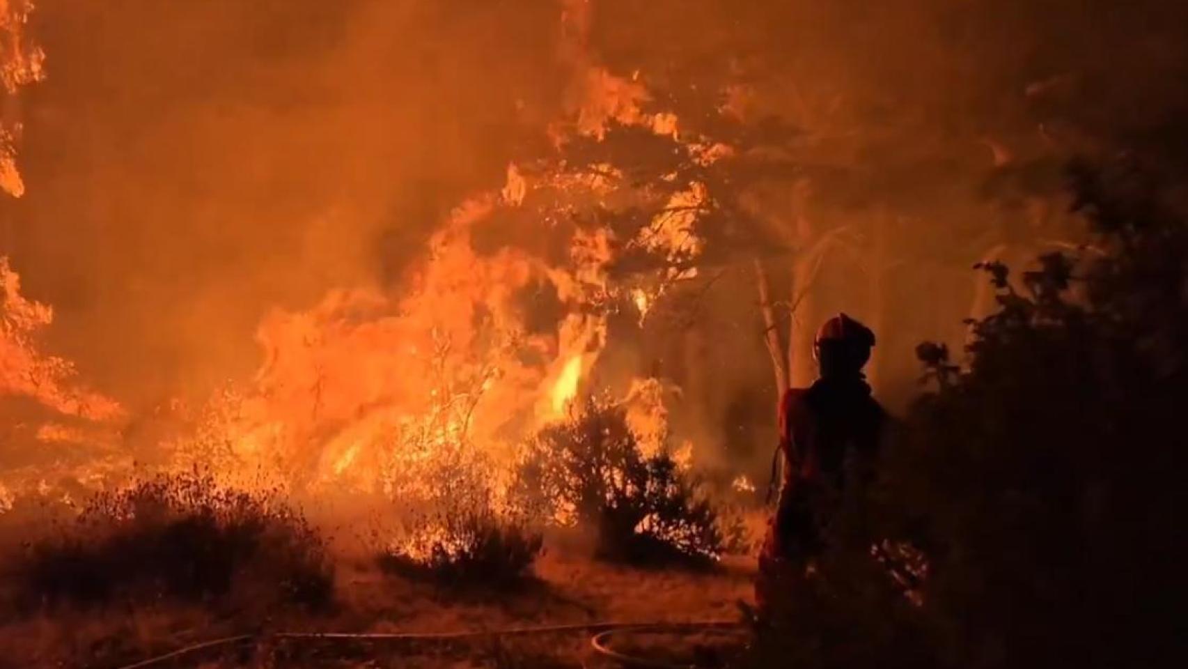 Un militar de la UME frente a las llamas del incendio del Pico del Lobo.