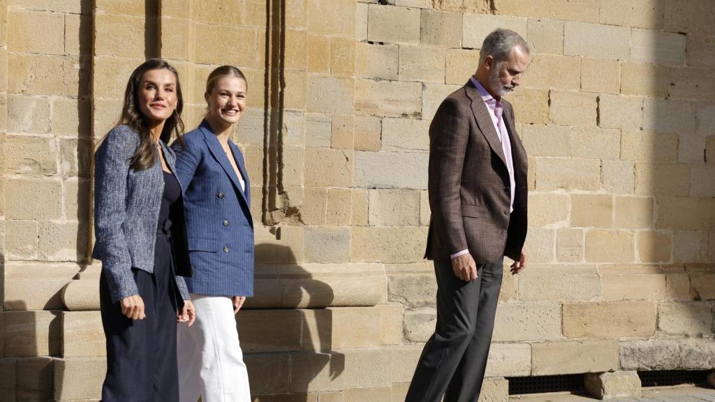 Felipe VI y Letizia, junto a la princesa Leonor, a las puertas del castillo.