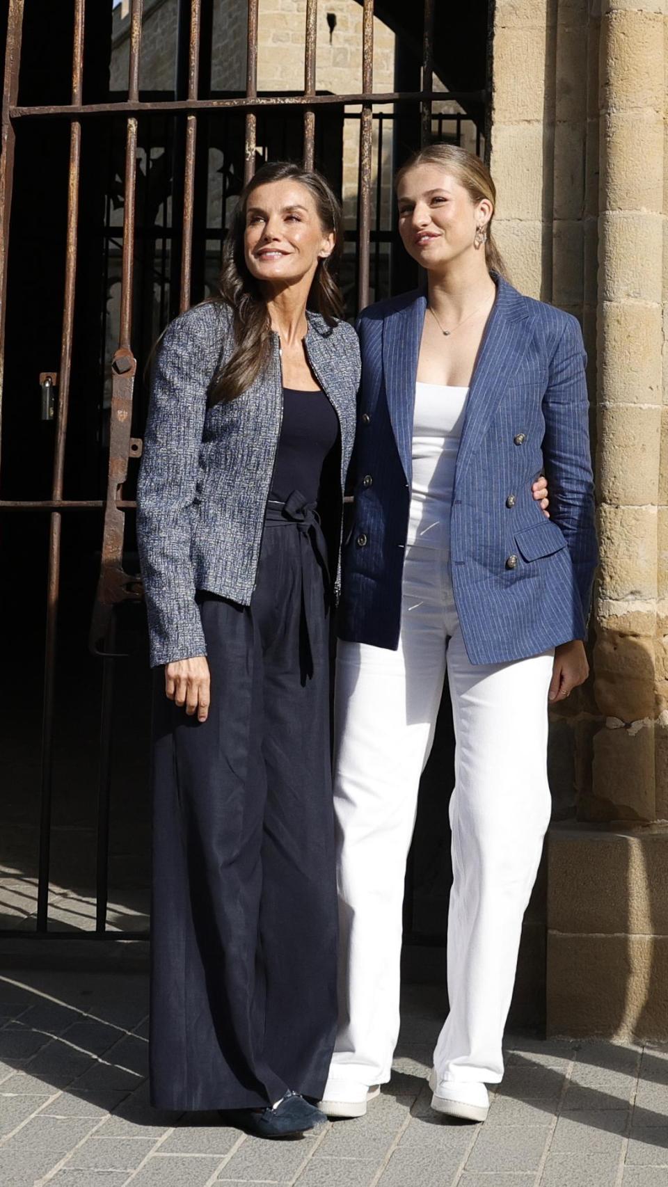 La reina Letizia y la princesa Leonor en Olite.