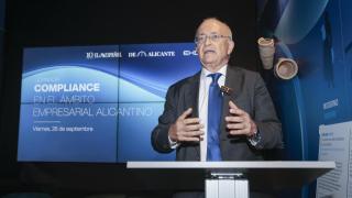 El magistrado del Tribunal Supremo, Vicente Magro, durante su conferencia acerca del compliance en Alicante.