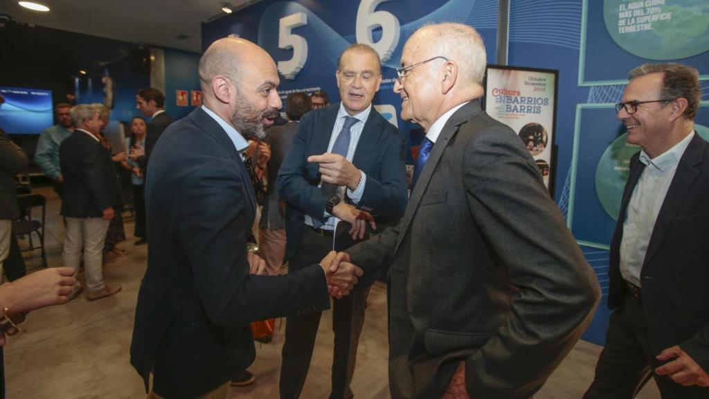 Miguel Campoy, Vicente Magro y el vicesindic de Greuges Carlos Castillo antes de la jornada en el Museo de Aguas de Alicante.