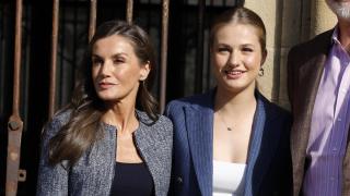 Letizia abraza el otoño con una chaqueta de 'tweed' y unos mocasines que llevan más de 5 años en su vestidor