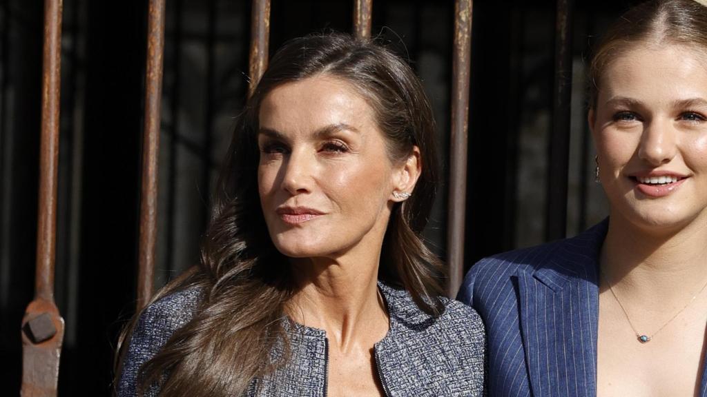 La reina Letizia, con pendientes de Gold & Roses y chaqueta de Hugo Boss, este sábado en Olite, Navarra.
