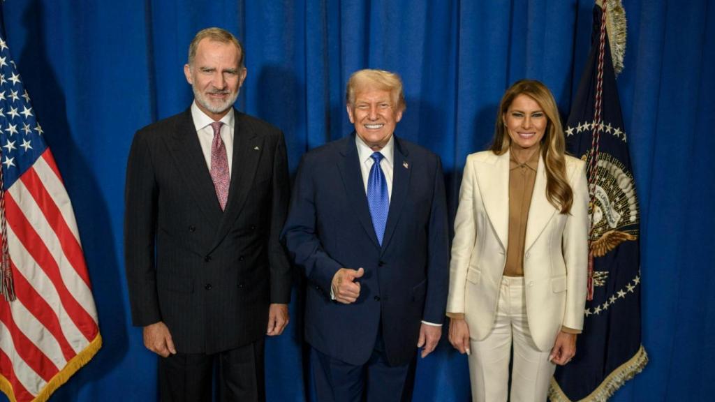 Felipe VI posa con Donald y Melania Trump este martes en Nueva York.