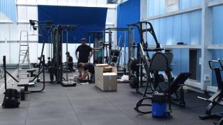 Deportistas en un gimnasio.