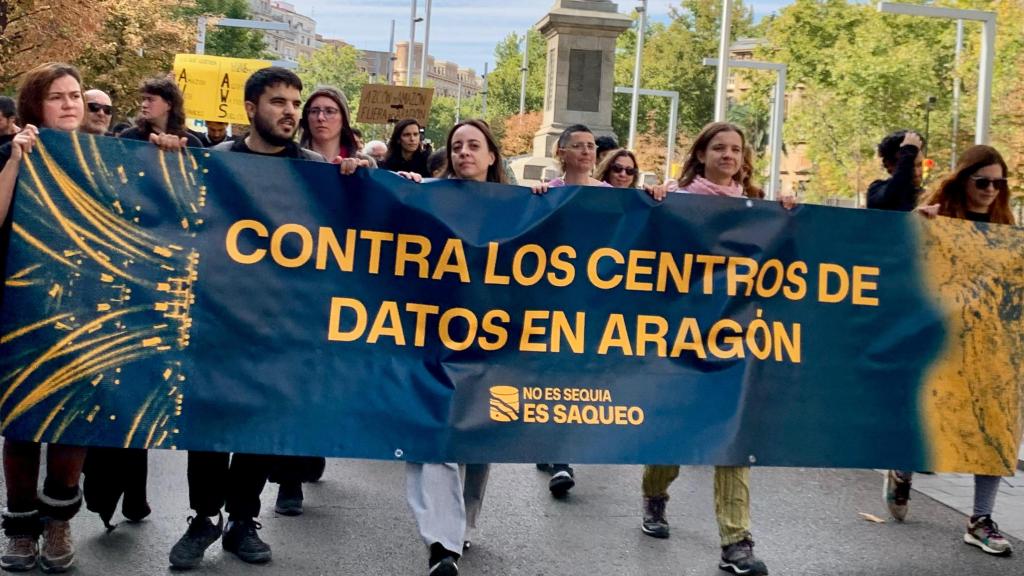 Los manifestantes, este sábado en el centro de Zaragoza.