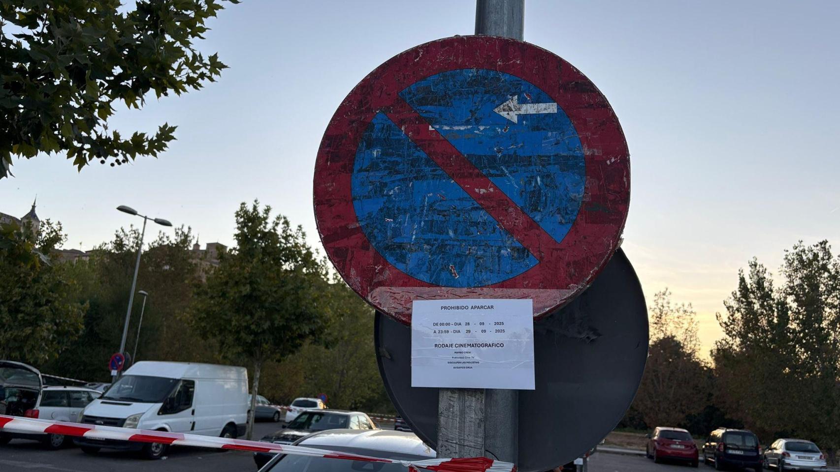 Carteles de prohibido aparcar en el toledano aparcamiento de Azarquiel.