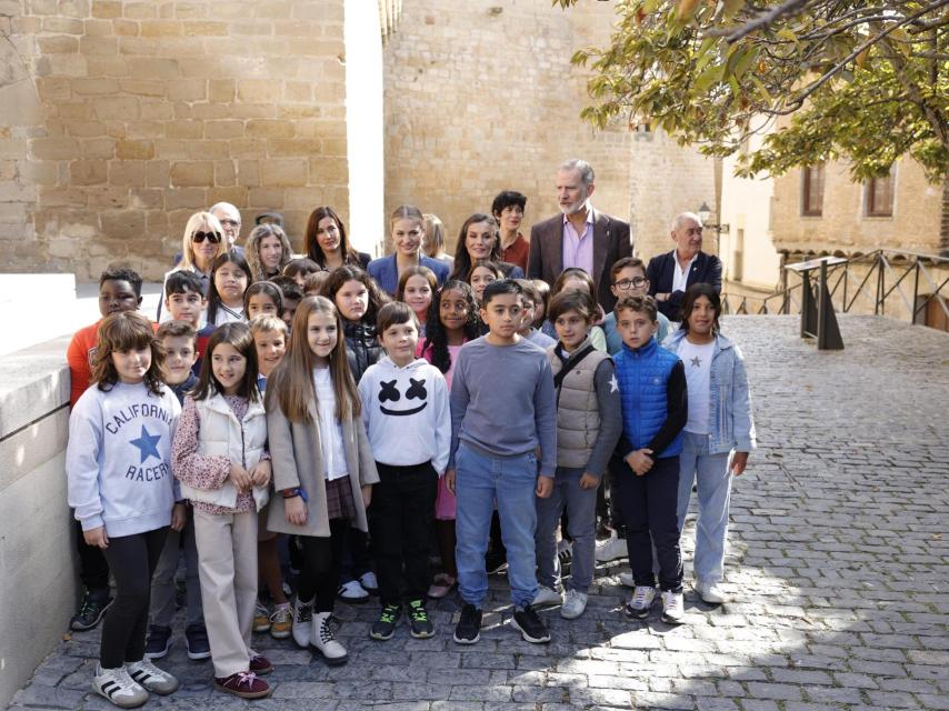Los alumnos del CEIP Príncipe de Viana junto a los reyes Felipe y Letizia y la princesa de Asturias y de Viana.