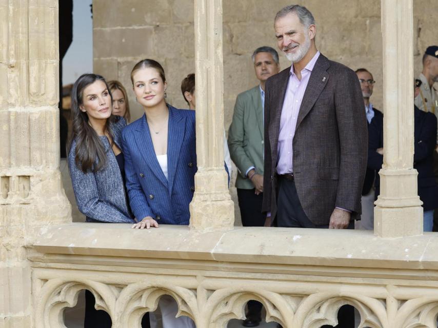 Los reyes Felipe y Letizia junto a la princesa Leonor visitan el Castillo de Olite durante la segunda jornada de su estancia en Navarra, este sábado, en el primer viaje oficial de la heredera de la Corona a la Comunidad Foral.