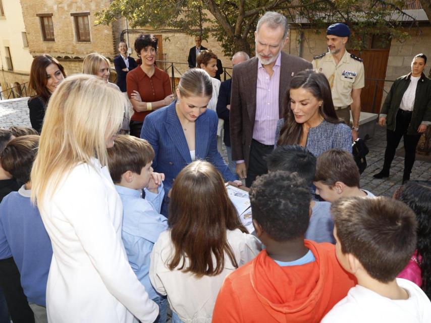 Los Reyes y la princesa Leonor observan el trabajo que les han entregado los alumnos del CEIP Príncipe de Viana.