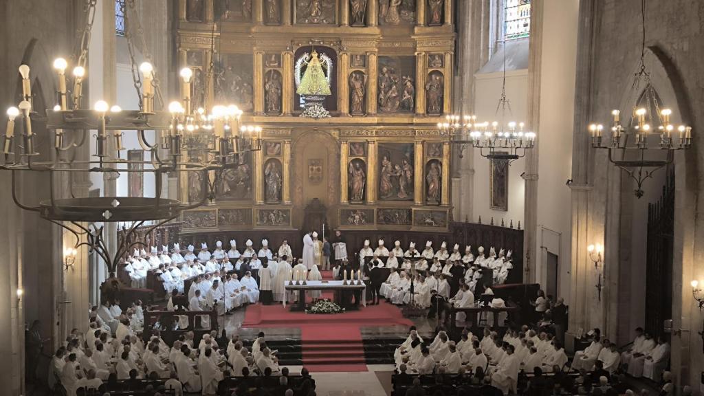 Un momento de la solemne misa.