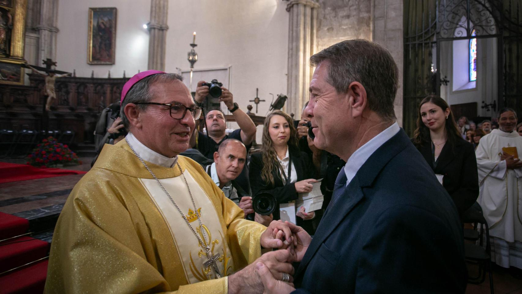 El nuevo obispo de Ciudad Real, Abilio Martínez, saludado por Emiliano García-Page, presidente de Castilla-La Mancha.