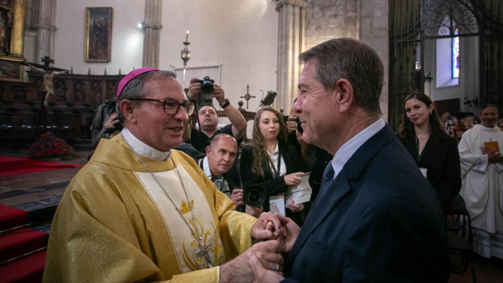 El nuevo obispo de Ciudad Real, Abilio Martínez, saludado por Emiliano García-Page, presidente de Castilla-La Mancha.